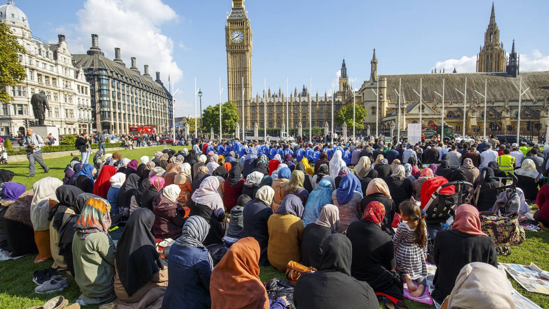 Muçulmanos realizando oração em praça de Londres