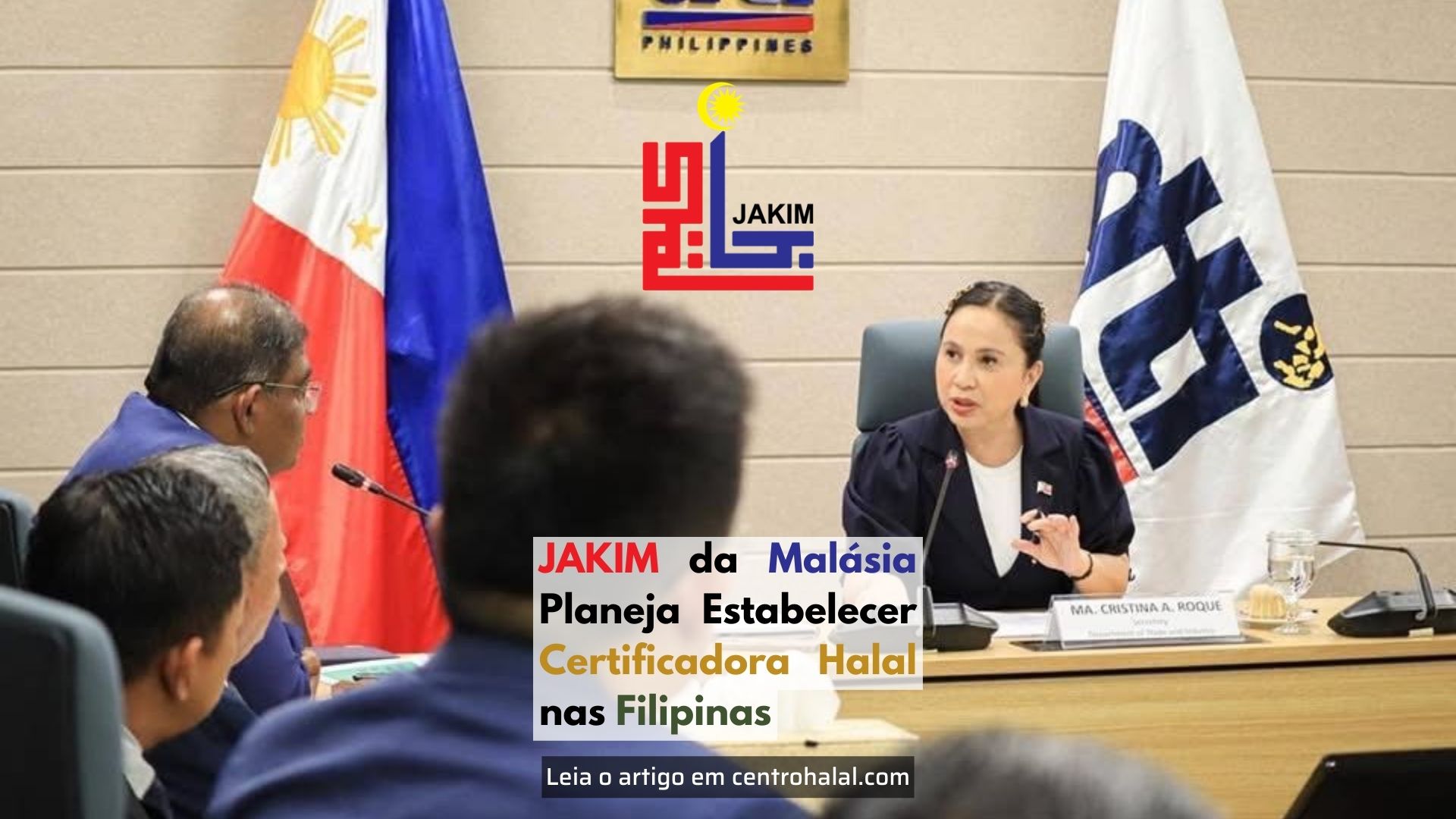 Secretária de Comércio filipina Cristina Roque reunida com representantes da JAKIM, com bandeiras das Filipinas e DTI ao fundo.